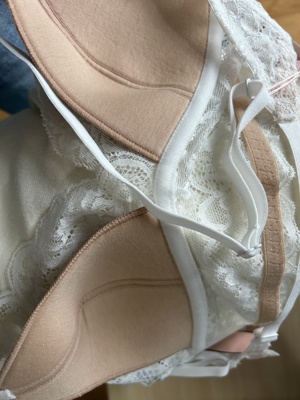 露背美背的！很轻薄！侧边两小节是钢圈～