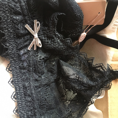 emmm…两个扣的,买的时候没仔细看~~还是那款热销的比较好穿。 emmm…两个扣的,买的时候没仔细看~~还是那款热销的比较好穿。