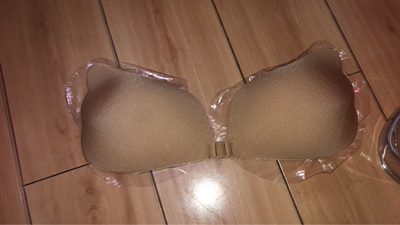 东西收到了 很满意 比硅胶的好 轻 聚拢效果好 就是自己买大了点 建议胸小点姐妹买厚点会显胸大点 物美价廉 这个星期五就要去拍婚纱照 希望自己美美的 实物很好 光线问题 没拍好