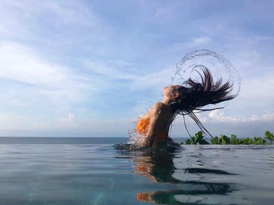 特意旅游回来再评论，泳衣质量很好 颜色很鲜亮，怎么拍都好看！重点是店家服务态度是我淘宝以来体验感最好的，尺码不合适还一起寄了另外款式给我试穿 太人性化！必须好评！