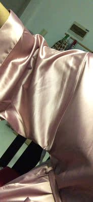 料子很厚实，总怕指甲刮着勾丝，不过真的很好看呢