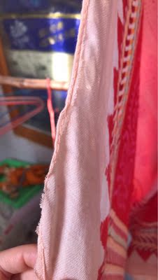 质量就这样咯，走线比较粗糙，懒得退了！手感柔软，面料滑滑的，就是有静电老贴衣服上。反正是带着旅游的，将就用用！商家图片整体偏橘色，实际是水红色。阳光下看比较好点。白炽灯下显得暗，颜色深。