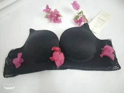 内衣已收到,外包装特别高大啊!内衣完好,沒被压扁。摸起来手感特别好,很亲肤。我迫不及待得试穿了,聚拢效果很棒!瞬间丰满了许多,肩带很舒服,没有任何束缚感。 内衣已收到,外包装特别高大啊!内衣完好,沒被压扁。摸起来手感特别好,很亲肤。我迫不及待得试穿了,聚拢效果很棒!瞬间丰满了许多,肩带很舒服,没有任何束缚感。