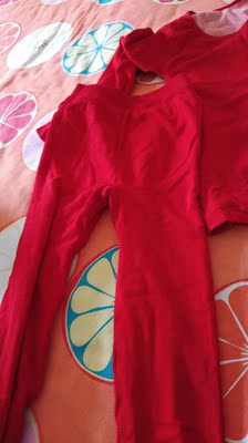 质量不错，里面是加绒的给孩子本命年穿的，主要是价位划算，颜色也很漂亮，上图给大家看看，真心不错，可以放心购买。