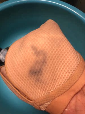 之前买的金色我以为是偶尔一次，没想到这次还是同样的问题，文胸内里湿水就显示出来好大一块黑色，拿到手时没发现有