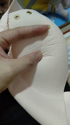 手感不错，就怕很容易变形，手轻轻按一下就如图。