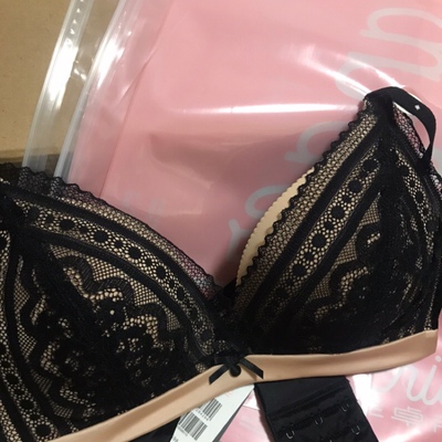 一股刺鼻的甲醛味儿,也确实有评论里反映的蕾丝边和内衬不对应的情况,是不是这种折扣卖的都是残次品啊?如果是这样,真是有点欺负消费者了。感觉以后还是去店里买吧 一股刺鼻的甲醛味儿,也确实有评论里反映的蕾丝边和内衬不对应的情况,是不是这种折扣卖的都是残次品啊?如果是这样,真是有点欺负消费者了。感觉以后还是去店里买吧