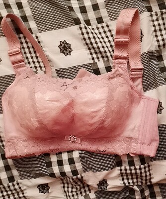 罩杯不厚,肩带够宽,后带也宽,穿着舒服不嘞,里衬是棉的,抹胸式的也好看,很不错,价格也比实体店优惠。 罩杯不厚,肩带够宽,后带也宽,穿着舒服不嘞,里衬是棉的,抹胸式的也好看,很不错,价格也比实体店优惠。