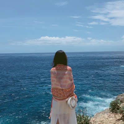 刚拿到的时候没有很喜欢，觉得好像有点显老，但是出去旅行在光线充足的地方拍起照片来还是很好看的，质感也很好，可以买！！