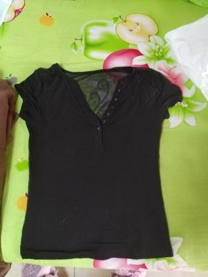 衣服收到好几天才来评价,感觉真不错这个美背短袖,简简单单大大方方,质量也很好,有弹性,物流一般.