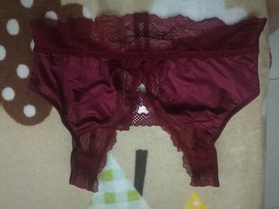 一直期待维密这件内衣，但收到有点小失望，真像其它人说的一样一打开一件皱邹的像穿过的一样，颜色比图片暗些，这些也能接受，但问题是穿着不舒服后背扣子那扎得很，我156，98斤，平时穿75b，这件选了S，也能穿，扣最外面扣就松点，扣最里面扣就刚好，不过这种簿款建议穿紧身点好，