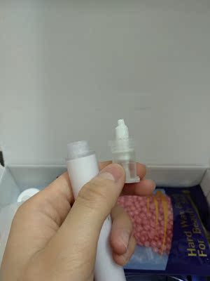 收到好大一个，里面东西很齐全，300克蜡豆很多了，还送了两包，操作也挺方便的，有人帮忙更好弄，效果还是不错的，撕下来一大片超爽，疼也是真疼，总之还是挺满意的