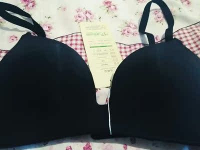 文胸是一片式的，穿上舒服无束缚，质量也是棒棒的，薄款设计，很喜欢！