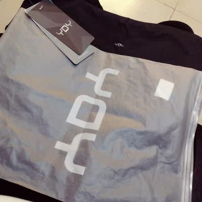 刚收到快递就迫不及待的穿到健身房了，面料很光滑，贴身但是没有紧绷束缚的感觉，也很修饰体型，透气感强，穿着这样的塑身衣健身真是提高健身质量和去健身房的次数，准备在回购一个运动背心，真的是平价中的高端健身服了[强][强][强]