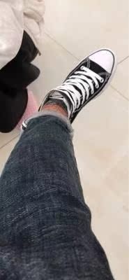 鞋子很棒，质量很好，穿着很好看，是正品的，物流速度也快，下单不到三天就到了，客服态度很好，一次满意的购物体验！