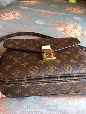 包包非常满意，款式经典，永不过时，细节做的很到位，品质特别好，年底准备再入手一个。