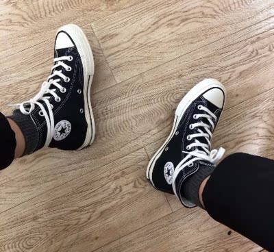 和朋友那双专柜的没看出区别，上脚真的很舒服。而且不会臭脚，鞋子也很好看，偏大一码是真的