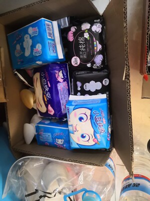 一次囤了两箱，能用好一阵了，之前买过高洁丝的卫生巾，颜值特别高，用着也好用，这次又来回购啦！！