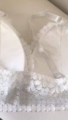 很轻薄，买来居家穿还不错，蕾丝很柔软，不扎身。