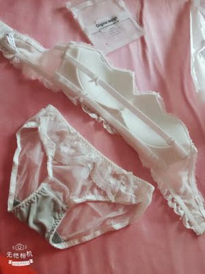 内衣收到了   客服推荐得码数很准  这套白色很仙蕾丝很精致 既可以有肩带又可以当无肩带 真的怎么样都不会下滑  像婚纱款内衣 有点类似花瓣杯型 小胸也可以轻松驾驭哦🤗