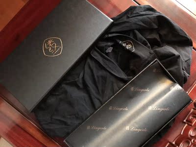 真的好滑，但并不像是80D的丝袜，更像是50D的厚度，冬天真的不能穿太薄了，而且也不像是天鹅绒的质感，更像包芯丝的，总体来说不错还是挺舒服的，就是希望厚度能更厚一天，能更柔一点，反光的话好像还是有一点反光，特别是打开闪光灯照下去的时候，另外双11才便宜5块钱，没下单，双十二根本不做活动，硬着头皮原价下单买了一双尝鲜，不错是很不错了，就是离心目中的完美有点距离。