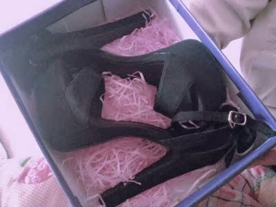 鞋子很好看，这是包装后的样子很漂亮，做礼物正好，很喜欢