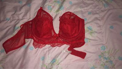 颜色很正哦！穿上很舒服，又拍了一件，很喜欢今年也是我的本命年