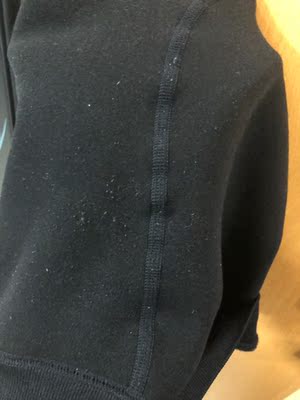 之前买过两条 黑色和深灰的 感觉质量真的挺好的 尤其黑色的 穿着真的很舒服 但是！这次回购发现差好多好多 价钱没少但衣服质量也差太多了 首先比较薄没以前的厚 其次是起筋起球现象 我之前买的都穿了去年的 跟现在买的这条看起来差不多 甚至只穿到第二次脚趾那里就破洞了。不知道为什么追着质量好来回购的 结果好失望