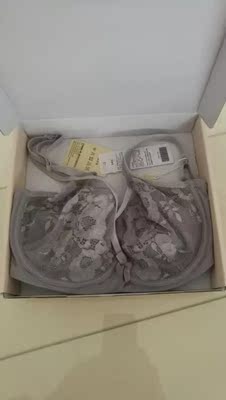 内衣穿了又舒适显胸小，而且带点点蕾丝小性感。