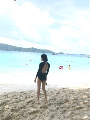 好看好看。特意买了长袖，防晒又性感。