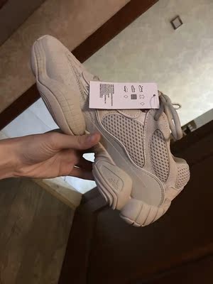 好看的鞋子 收到了&nbsp;质量还是不错的&nbsp;样子也挺好看的&nbsp;家里人都喜欢大家都很满意&nbsp;有一件类似的&nbsp;这个加绒更保暖的真是挺好的&nbsp;总之就是棒棒的&nbsp;物流也不错挺快的&nbsp;路上没几天就到啦卖家服务态度也很好&nbsp;回复及时&nbsp;有问必答&nbsp;都五颗星好评&nbsp;期待下次买别的好宝贝哦&nbsp;还希望店家多出好看的鞋子 选择性更大&nbsp;特别喜欢店里的鞋子