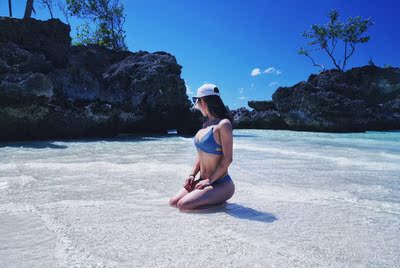 以为这个颜色比较难穿，但是喜欢款式还是买了试试，没想到出乎意料的好看