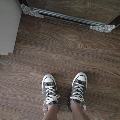 隔天就到了，低帮的非常好看！！跟朋友的一模一样，应该是正品，就是磨脚有点难受，上脚还是很完美的哦.