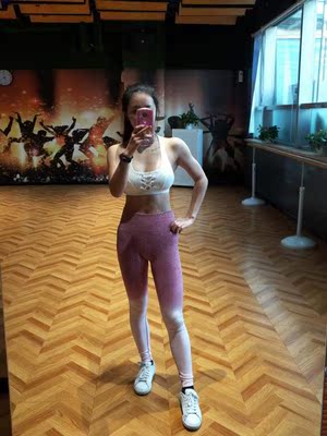 收到就迫不及待试穿了，很好看的渐变色，颜色很温柔，可以配白色衣服或者粉色衣服，提臀效果很好，而且显腿长，棒棒的！打算再买其他两个颜色。