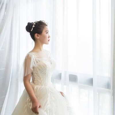 为了搭配美美的婚纱买的，宝贝摸起来软软的，很舒服，大小正合适，胸小的妹子就是适合穿厚的&hellip;效果非常好，聚拢也不错，也不重，很轻盈，黏性也很好，用起来非常方便，感谢卖家送的漂亮的收纳盒很实用，还赠送了几样小礼品，很贴心，很不错。强烈推荐大家购买哦～收到货后没失望。还要表扬下客服，超赞