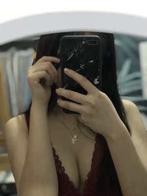 内衣颜色是酒红，颜色很美很有质感，不像大红色那么俗气。 最值得夸的其实是后背的款式～超美的～  喜欢喜欢