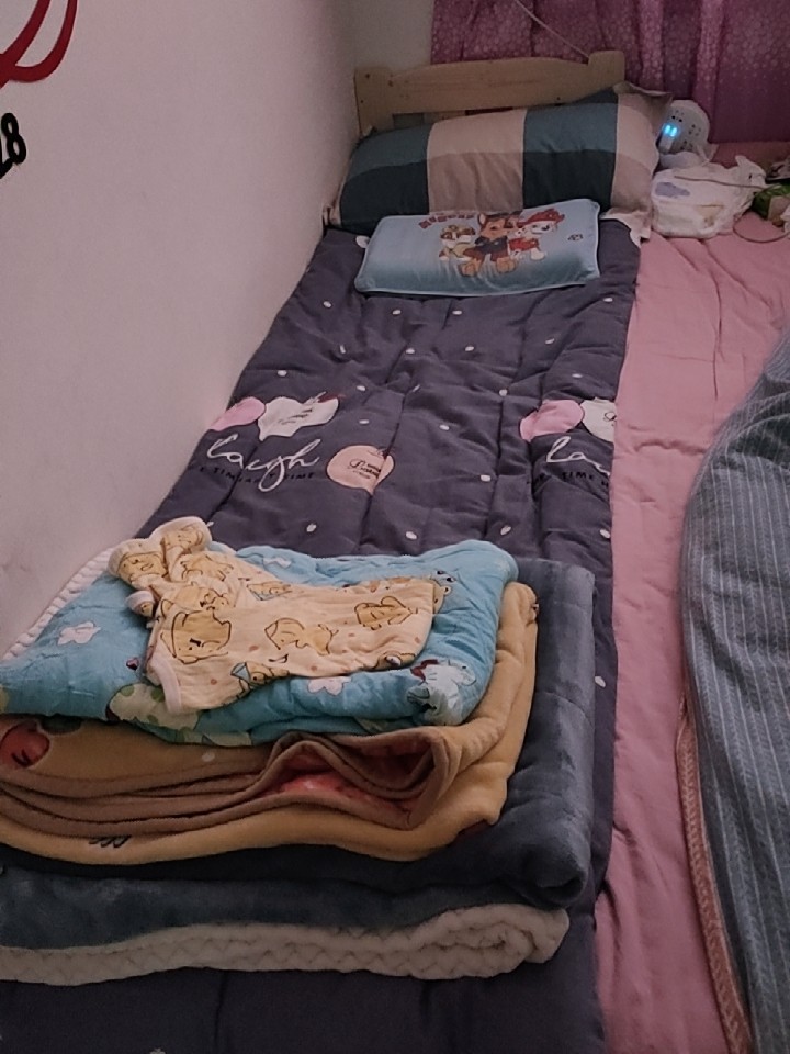 质量还可以,已经铺好床了,孩子很喜欢有自己的小床了