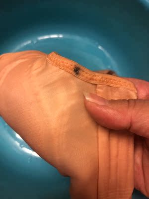 之前买的金色我以为是偶尔一次，没想到这次还是同样的问题，文胸内里湿水就显示出来好大一块黑色，拿到手时没发现有