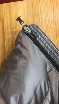 实物比我想像的更好，亮灰色显得很有质感，超爱！！！搭配黑色毛衣穿巨帅！！！