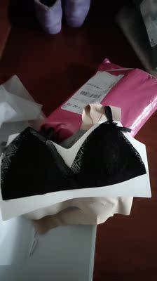 还没尝试过这种薄款的。外面是蕾丝的，里面是非常薄的一层。看样子挺适合小胸穿的。面料摸着挺舒服的，五分好评。上面几款就不一一再作评价了。