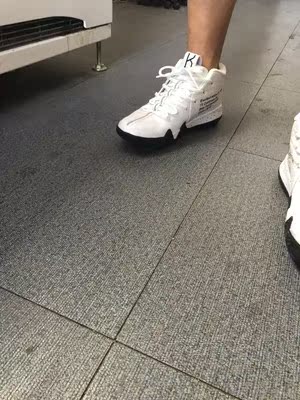 出去逛了一圈 鞋子脚感贼舒服,鞋底缓震做的很棒,板型好看又轻盈,鞋底软硬合适,好评 出去逛了一圈 鞋子脚感贼舒服,鞋底缓震做的很棒,板型好看又轻盈,鞋底软硬合适,好评