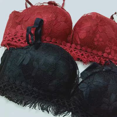 内衣真的太太太好看了，杯面的蕾丝超漂亮，下边有点民族风的感觉，穿上很舒适，里边是手模杯，旁边还有按摩的小颗粒，穿着超级聚拢，超舒服，酒红很显白，很特别，我晚上拍出来有点失真，实物颜色比较深，更显白，好喜欢这个款！