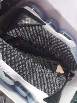 鞋子到了之后就开始穿了，连续打了一个星期感觉很不错。刚开始还很担心会码数不对，，但是非常不错穿_上去很合脚是正规码数。很划算打球穿的很舒服