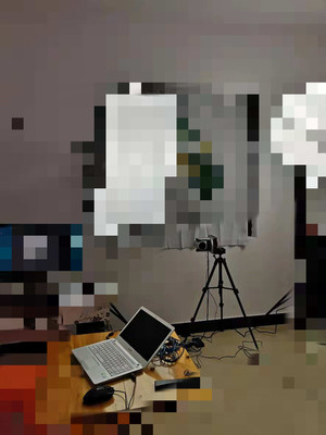 总体来说 比手机和摄像头类型的好很多 我播服装的 拉远拉近对焦速度够快 清晰度可以 整体大小在小一点点就更完美了 总之这个价位性价比可以的 非常不错