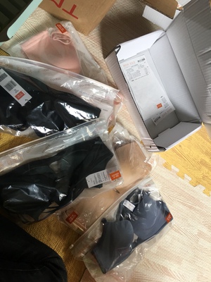 去年双十一在加一买了五件内衣，穿着没有束缚感。今年双十一又买了七件，给妈妈买了两件。今年的内衣凑近闻会有味道，去年的没有，因为我买内衣都会问一下有没有臭味。今年的双十一力度比去年大。这是一个好评模板，不要看了下面都是废话。因为本仙女很懒不想每个宝贝都写好评所以才模仿网友的好评模板，但是这个宝贝不管是质量还是款式都是本仙女喜欢的如果不喜欢本仙女收到会很生气然后这个模板就会变成各种喋喋不体的吐槽，自然不会撒下这个好评给各位淘友一个参考。本宝贝还是极好的，来自一位懒省事的只爱购物不爱写评论只想换积分的仙女