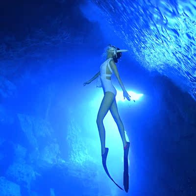 166 100斤穿这个码正正好好，后面不漏屁股 可以说是一件非常保守的泳衣啦，带子可以开发出很多系法 不过我是手残党。随便系也很好看的呀 穿上它你就是这片海最靓的仔