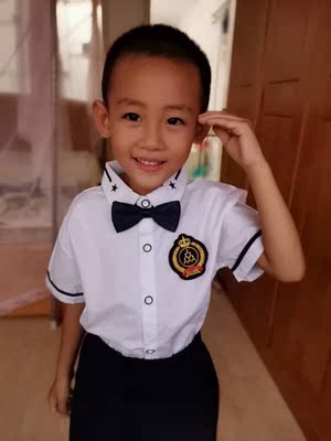 衣服挺好的。裤子洗的话会稍微有一点点,就一点点掉色。基本没影响。上衣洗了容易皱,一点松紧没有的那种。摸着质量还行。我孩子110,33斤买的130。稍微大点,感觉还行。毕竟还要穿两年。没感觉有多么缩水。大点,孩子活动起来方便。 衣服挺好的。裤子洗的话会稍微有一点点,就一点点掉色。基本没影响。上衣洗了容易皱,一点松紧没有的那种。摸着质量还行。我孩子110,33斤买的130。稍微大点,感觉还行。毕竟还要穿两年。没感觉有多么缩水。大点,孩子活动起来方便。