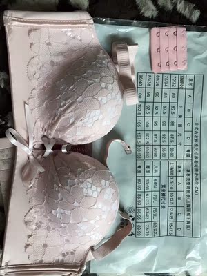 昨天收到内衣今天试穿了一下，周末要拍艺术照定金都交了，影楼要求自带隐形内衣，他们提供的就比较贵，我买了硅胶胸贴在家试了效果不好，很平，本来就平胸😂，还老担心会掉，上网看了好多看中这款，果然没让我失望，绳子一拉沟就有了，而且不是一次性的，加上带子平时都可以穿，很满意