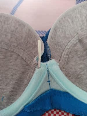 大家千万别买，这家内衣材料有问题，穿上过敏，做工太差了，穿了一天钢圈出来了，售后态度极差，上午联系晚上回话，而且质量问题不退不换，淘宝十年了，第一次差评。