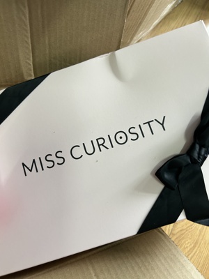 露背美背的！很轻薄！侧边两小节是钢圈～